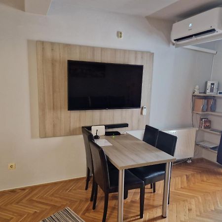 Apartment Viktor,Parking Осиек Екстериор снимка