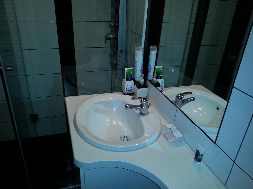 Apartment Viktor,Parking Осиек Екстериор снимка