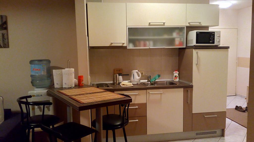Apartment Viktor,Parking Осиек Екстериор снимка
