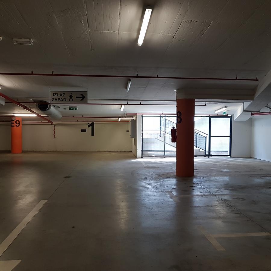 Apartment Viktor,Parking Осиек Екстериор снимка